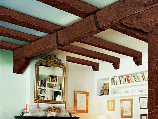 Как сделать потолок с балками недорого и красиво